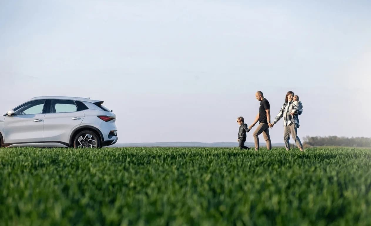 Famille avec enfant voyage en voiture BYD